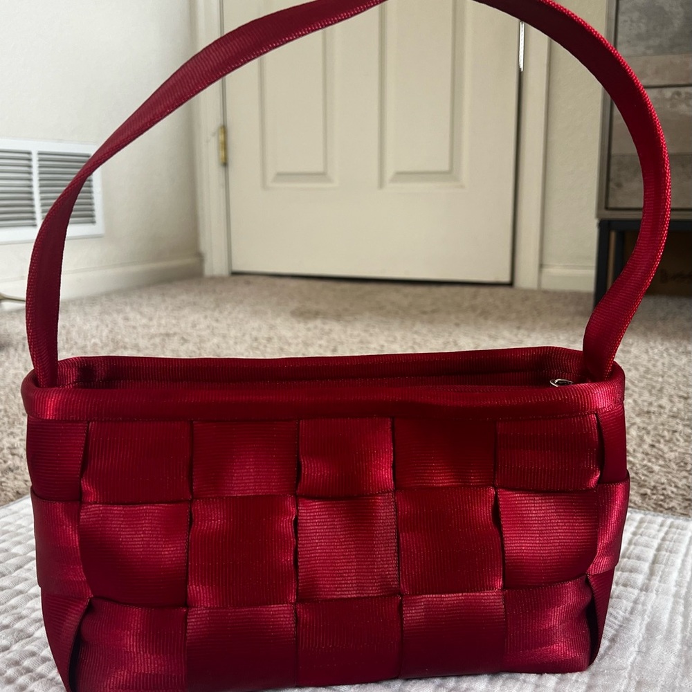 Harveys Original Seatbelt Shoulder Bag Red Mini Collection.